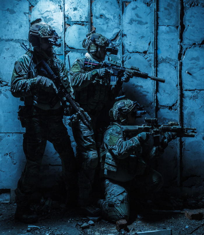 Soldiers with night vision goggles